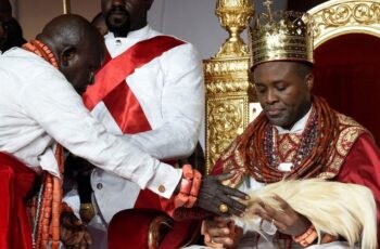 image captionOn Saturday Prince Tsola Emiko is crowned the new king, or olu, of Warri in Nigeria.